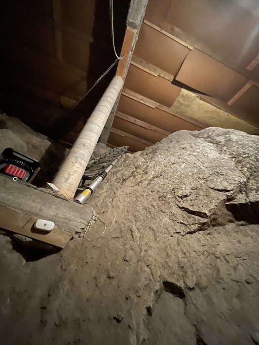 Krypgrund med rör och kablar, indikation på förberedelse för elektrisk installation.