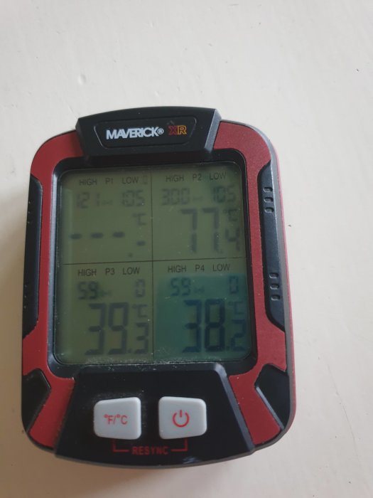 En Maverick köttermometer som visar en temperatur på 39.5 grader Celsius.