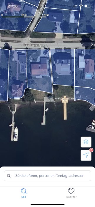 Satellitbild som visar tomtgränser vid vatten med båtar och bryggor, potentiell plats för picknick.