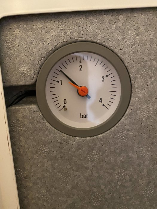 Manometer på en Nibe F370 FLVP som visar ökat tryck, installerad i en värmepanna.