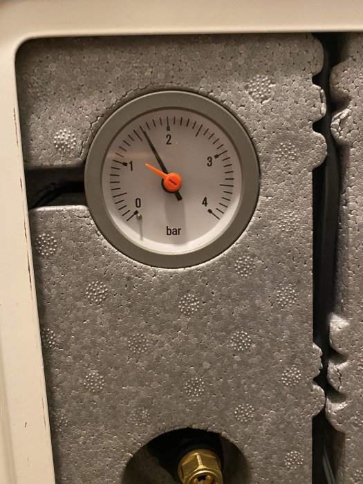 Tryckmätare på en Nibe F370 värmepump visar ett tryck på cirka 1.5 bar.