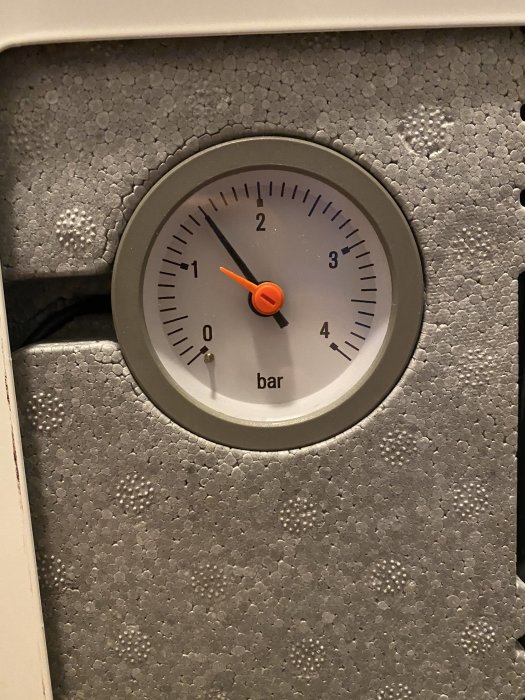 Tryckmätare för värmesystem som visar cirka 1,5 bar på skalan.