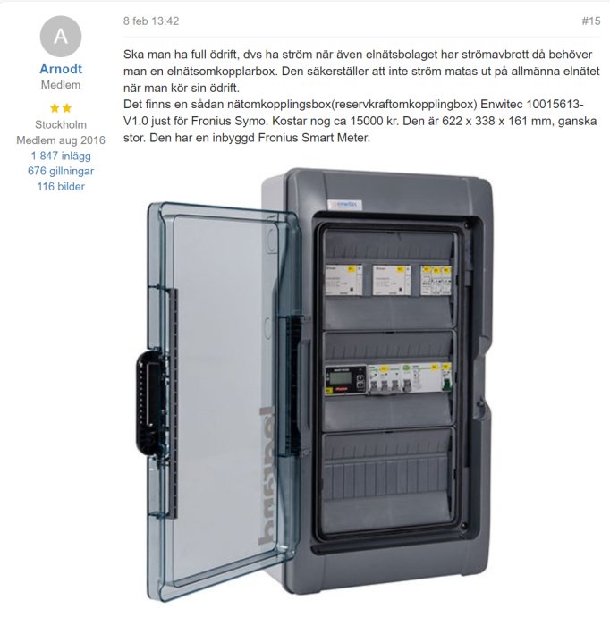 En Enwitec nätomkopplingsbox öppen med synlig Fronius Smart Meter och säkringar för reservkraftkoppling.