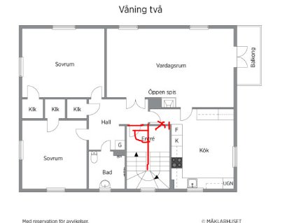 Ritning av våning två med markerad trappa och entré, inkluderar sovrum, vardagsrum, kök och bad.