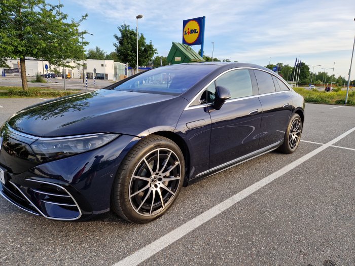 Svart personbil parkerad utanför Lidl med fälgar som kan associeras med högpresterande fordon.