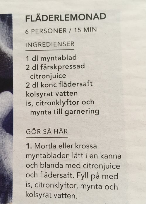 Recept på fläderlemonad med ingredienser och tillagning instruktioner.