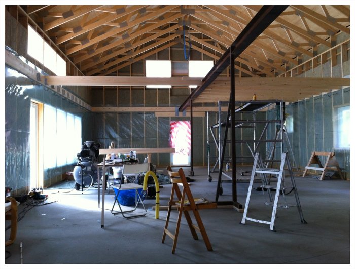 Muutostyöt välipohjan rakentamisen aikana, kuvassa katto- ja tukipalkit keskeneräisellä rakennustyömaalla.