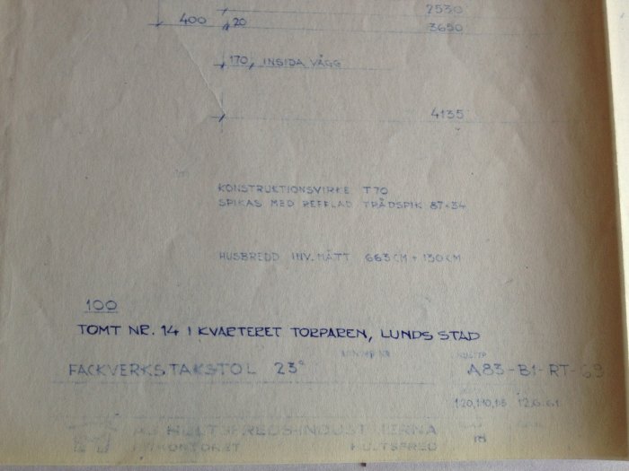 Blåttryk af et Hultfredshus fra 1962 med angivelse af byggeplads, tagstol vinkel og væggemål. Tekniske specifikationer og adresse er også inkluderet.