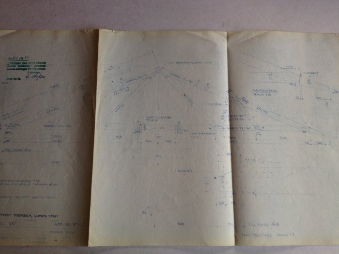 Arkitekttegning fra 1961 af et Hultfredshus, viser takstole og konstruktionselementer med detaljerede målinger og tekst på gulnet papir.