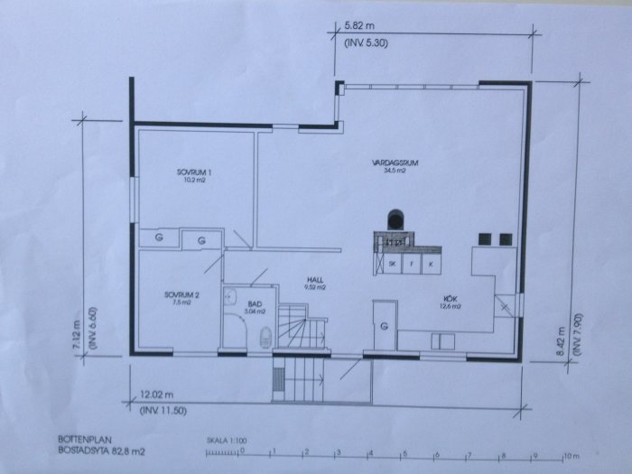 Planløsning af et hus på 82,8 m2 med værelser, stue, køkken og badeværelse tegnet med mål.