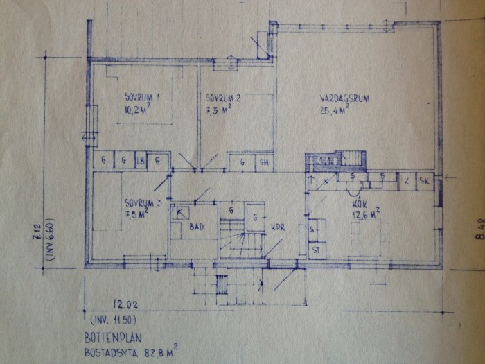 Plantegning af en lejlighed med tre soveværelser, stue, køkken og badeværelse, samlet boligareal 82,8 m².