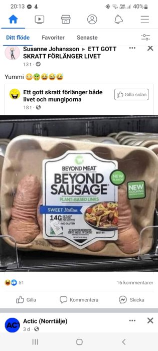 Förpackning av Beyond Meat växtbaserade korvar med fingrar som ger illusionen av korvar.