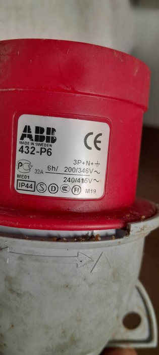 ABB 3-fas övergångsadapter med märkning 32A 200/346V och 240/415V, IP44, röd övre del och vit nedre.