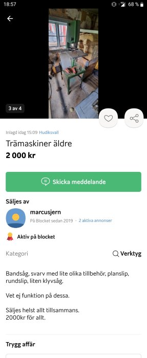 Äldre träbearbetningsmaskiner inklusive bandsåg och svärd i ett verkstadsrum.