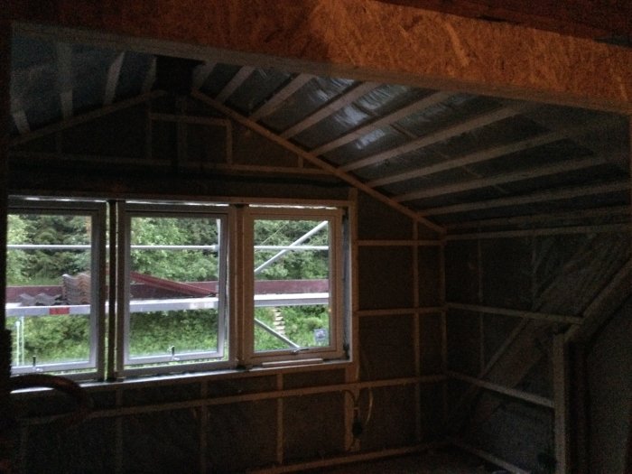 Renoverad takkåpa under konstruktion med öppna väggar och synligt kapad ventilationsrör i taket.