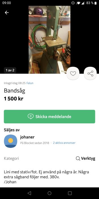 Grön bandsåg i en verkstad med tillbehör och verktyg i bakgrunden.