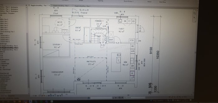 Arkitektonisk planritning av ett hus med markerade rum som vardagsrum, sovrum och kök.