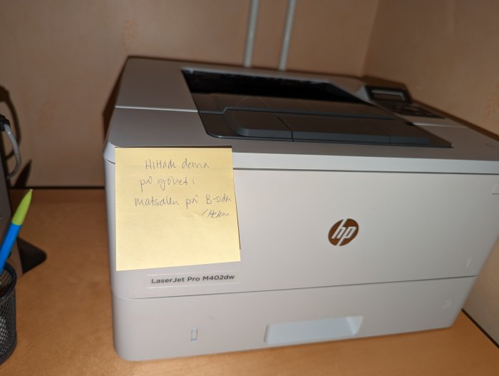 HP-skivare med gult post-it-meddelande på framsidan.