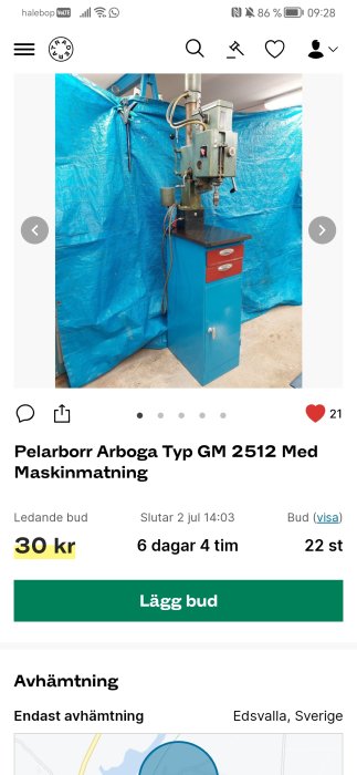 Pelarborr Arboga Typ GM 2512 med blått stativ och maskinmatning framför blå presenning.