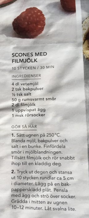 Recept för scones med filmjölk och ingredienser listade, dekorerad med två hallon ovanpå.