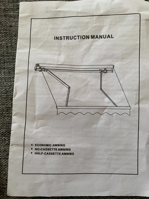 Fotografi av en instruktionsmanual för markis med illustrationer av tre markistyper: ekonomi, utan kassett och halvkassett.