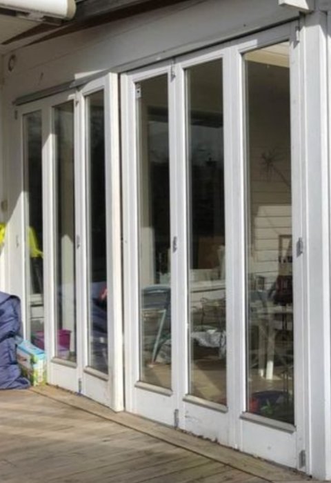 Vit vikdörr längs en altan föreslås bytas ut för en öppnare yta.