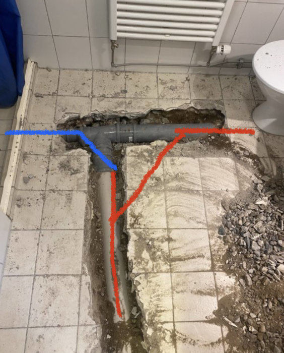 Ritade förslag på 110 mm och 75 mm rörinstallationer i röd och blå färg på öppet golv i badrum.