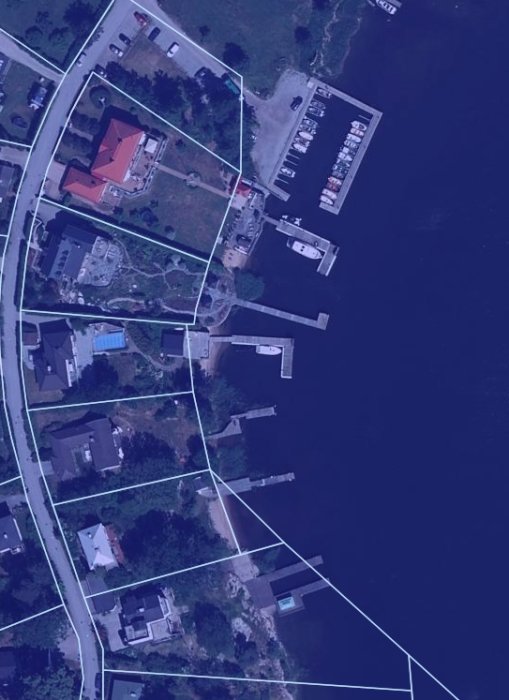 Satellitbild över strandpromenad i Djursholm med markerade fastigheter och bryggor.