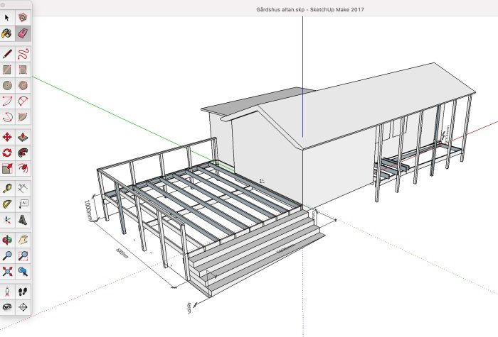 3D-ritning av en trädäckskonstruktion bredvid en byggnad i SketchUp, med mått och trappa på östra sidan.