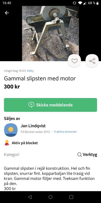 Begagnad slipsten med motor på metallstativ, viss slitage synligt, mot en grusig bakgrund.