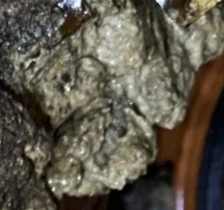 Härdat köksfett som bildar en hård vitaktig massa liknande en avloppsmuff i plast.