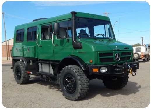 Grön Mercedes-Benz Unimog ombyggd till familjebuss parkerad utomhus.