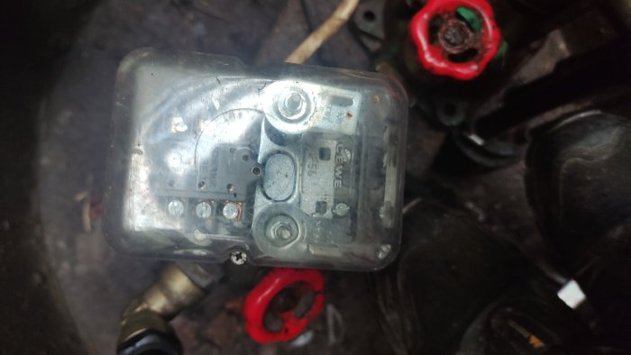 En otydlig bild av en 3fas pumpmotor och motorskydd med detaljer inte klart synliga.