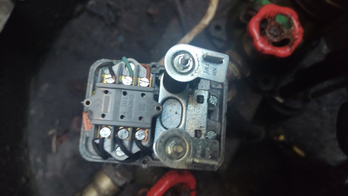 Elektrisk komponent med kablar och anslutningar för mätning, otydlig ordning.