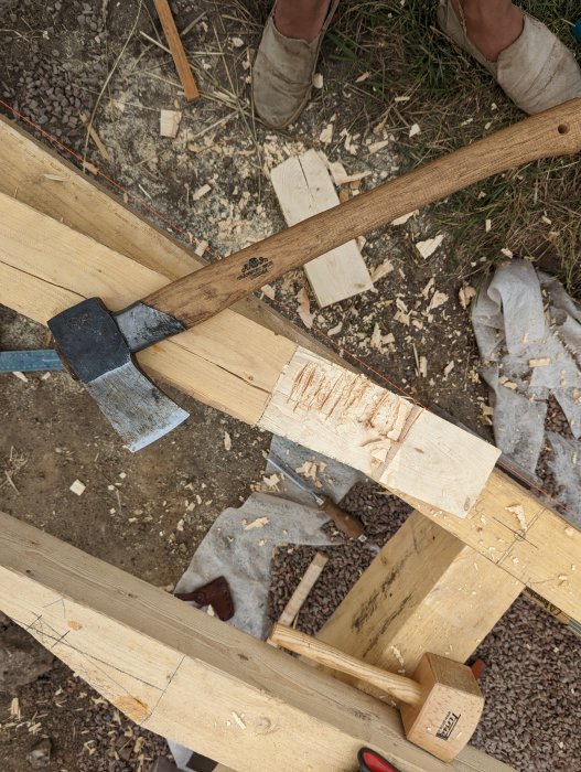 Hantverksprocessen att göra en träskarv med verktyg som yxa, stämjärn och hyvel på grovt trä.