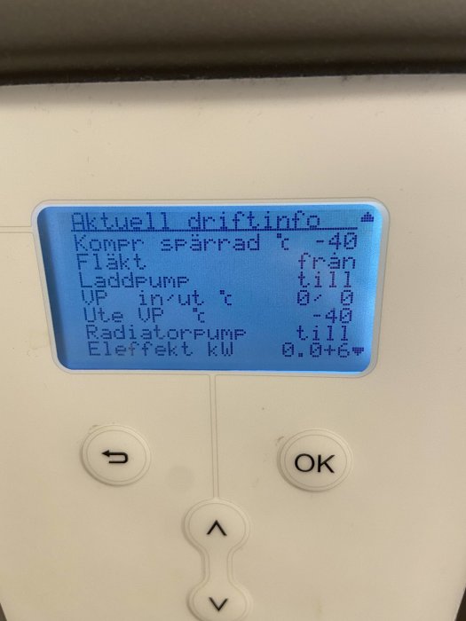 Display för värmesystem visar 0 kW effekt och -40 grader i temperaturspridning.