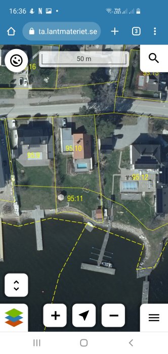 Luftbild på fastigheterna 95:10 och 95:11 vid vatten, med tydliga fastighetsgränser markerade.
