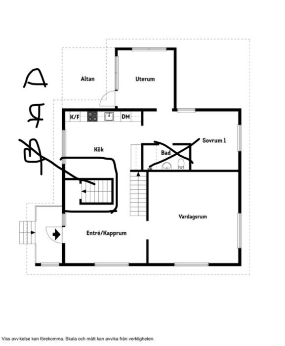 Ritning av husplan med markerade områden för kök, bad och källartrappa där badrummet ska flyttas.