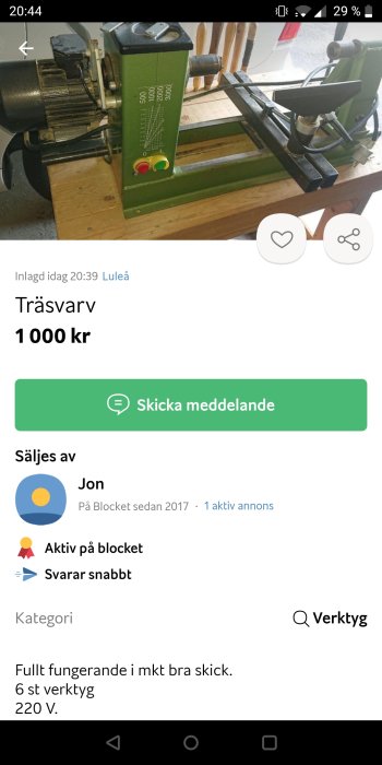 Grön och svart träsvingssvarv med kontrollpanel och verktygsstöd i ett snickeri.