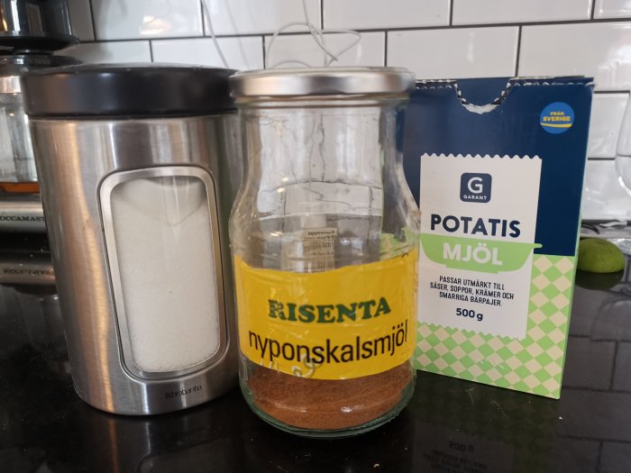 Köksbänk med nyponskalsmjöl, sockerburk och förpackning potatismjöl.