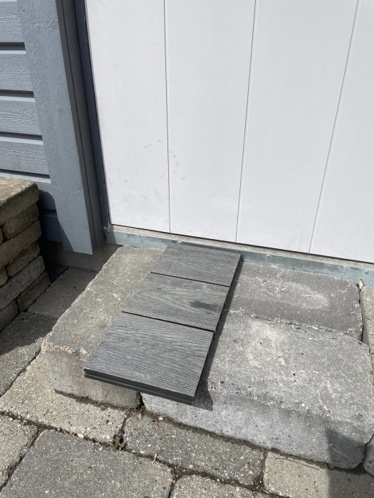 Komposit-träplankor av märket Bamboo-deck utlagda på en betongtrappa.