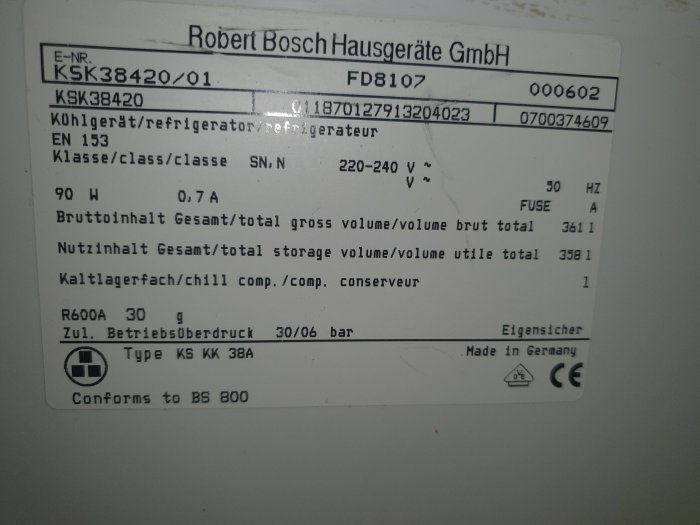 Etikett på en kylskåp med tekniska specifikationer och modellnummer från Robert Bosch Hausgeräte GmbH.