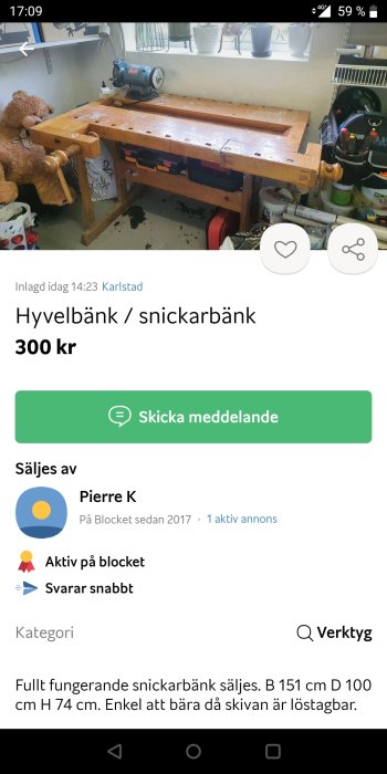 En begagnad snickarbänk med hyvel i ett arbetsrum, inklusive verktyg och en stor nallebjörn.