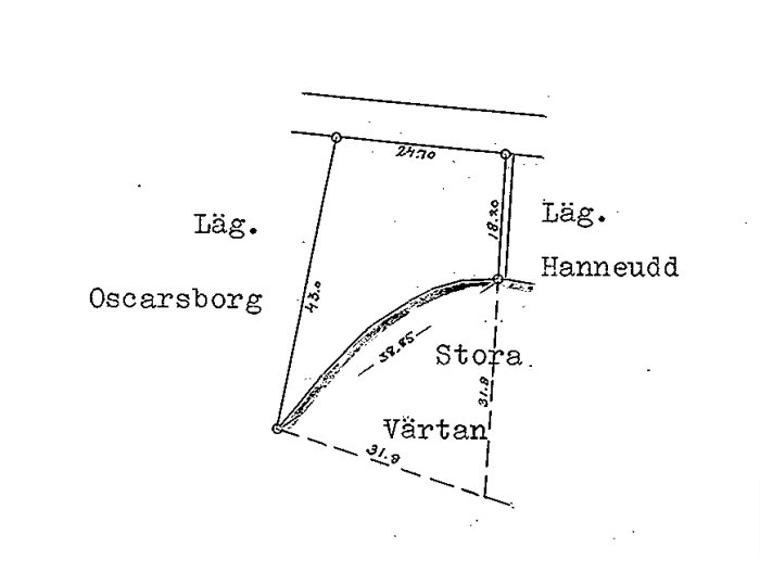 Svartvit skiss av ett fastighetsgränsdiagram med måttangivelser i vattenområde.