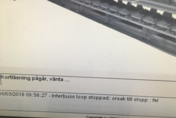 Skärm med felmeddelande, "Interbuss loop stoppad; orsak till stopp: fel" och tidsstämpel.