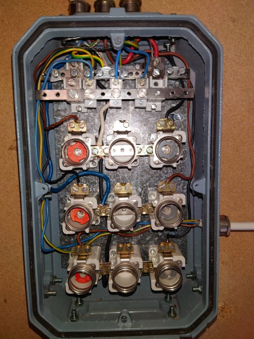 Elcentral med kablar och säkringsutrustning fastsatt av en amatör, fungerar utan säkringar som ryker.