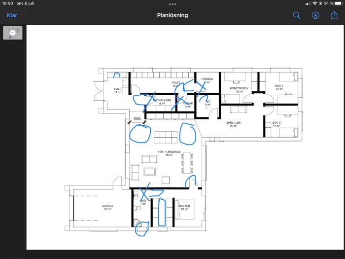 Planritning av ett hus med markerade områden och kommentarer angående rummens layout och användbarhet.