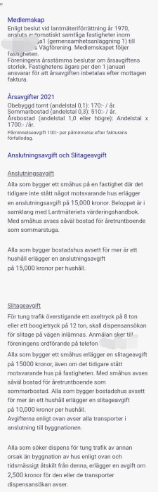 Skärmdump av text från ett diskussionsforum som beskriver avgiftsstruktur i en samfällighetsförening för medlemskap och årsavgifter.