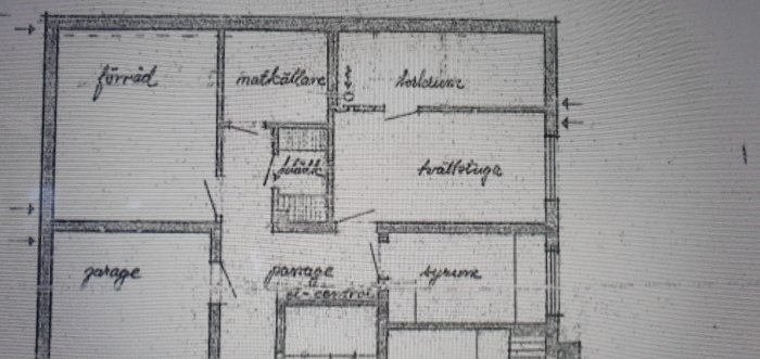 Gammal planritning av hus med rum som kök, vardagsrum och hall markerade, otydlig text högst upp till höger.