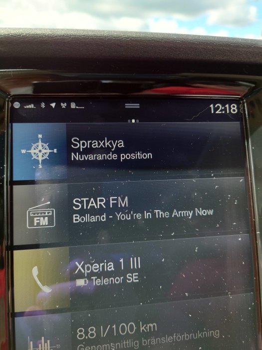 Bilens infotainmentsystem visar navigation, radiostationen STAR FM och bränsleförbrukning.